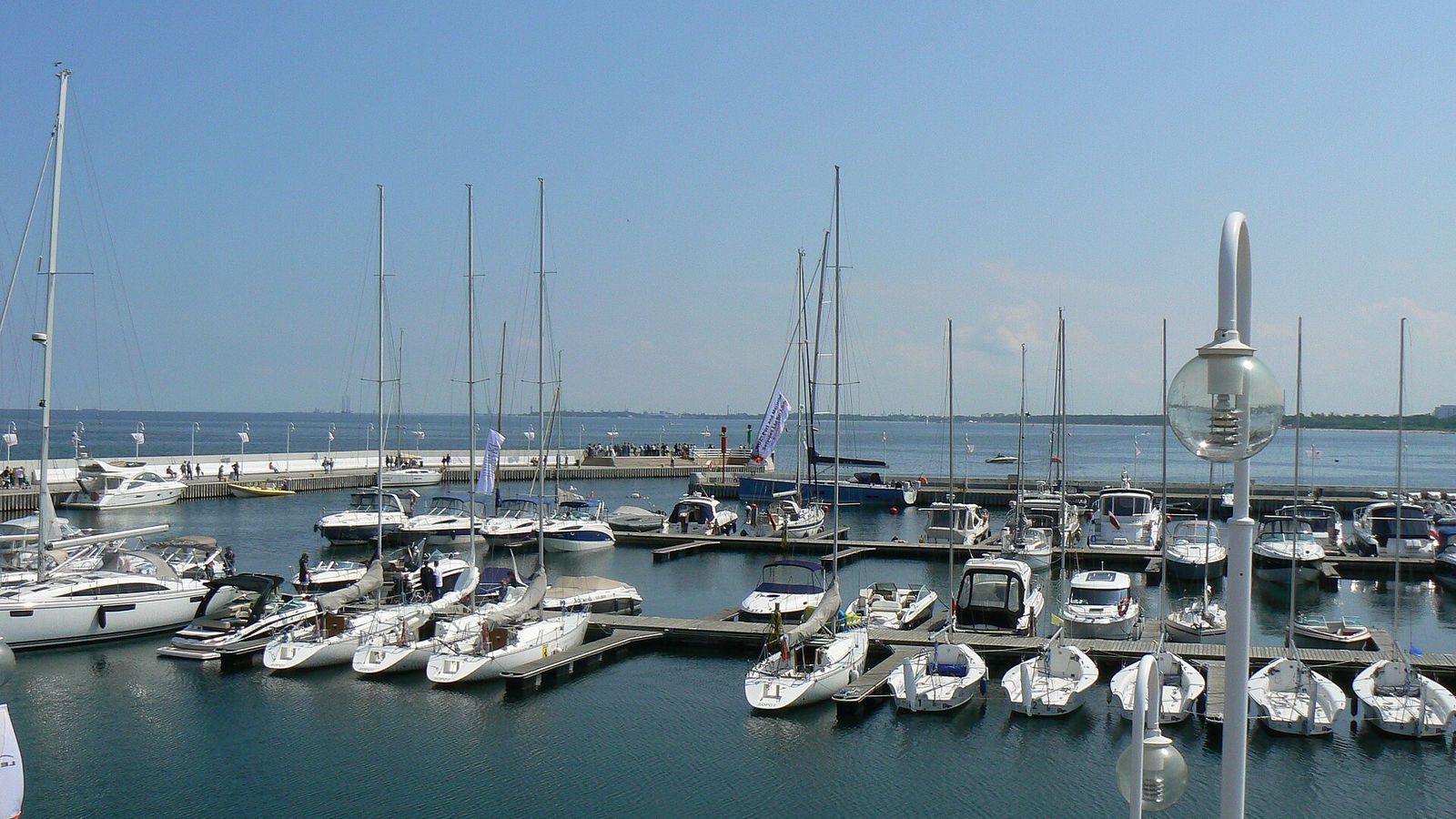 Marinan i Sopot med flytbryggor och rader av förtöjda segel- och motorbåtar