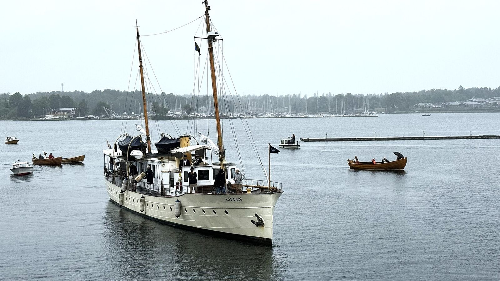 Äldre motoryacht förtöjd vid boj på redden utanför Västervik