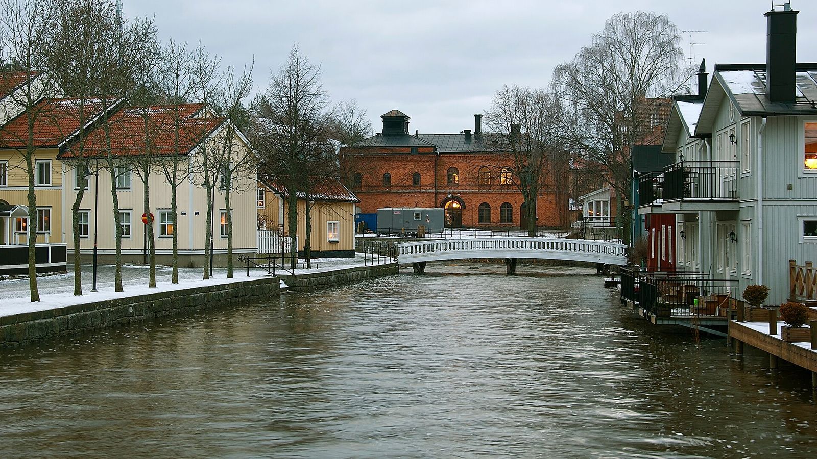 Norrtäljeån genom centrala Norrtälje med äldre trähus längs kajerna