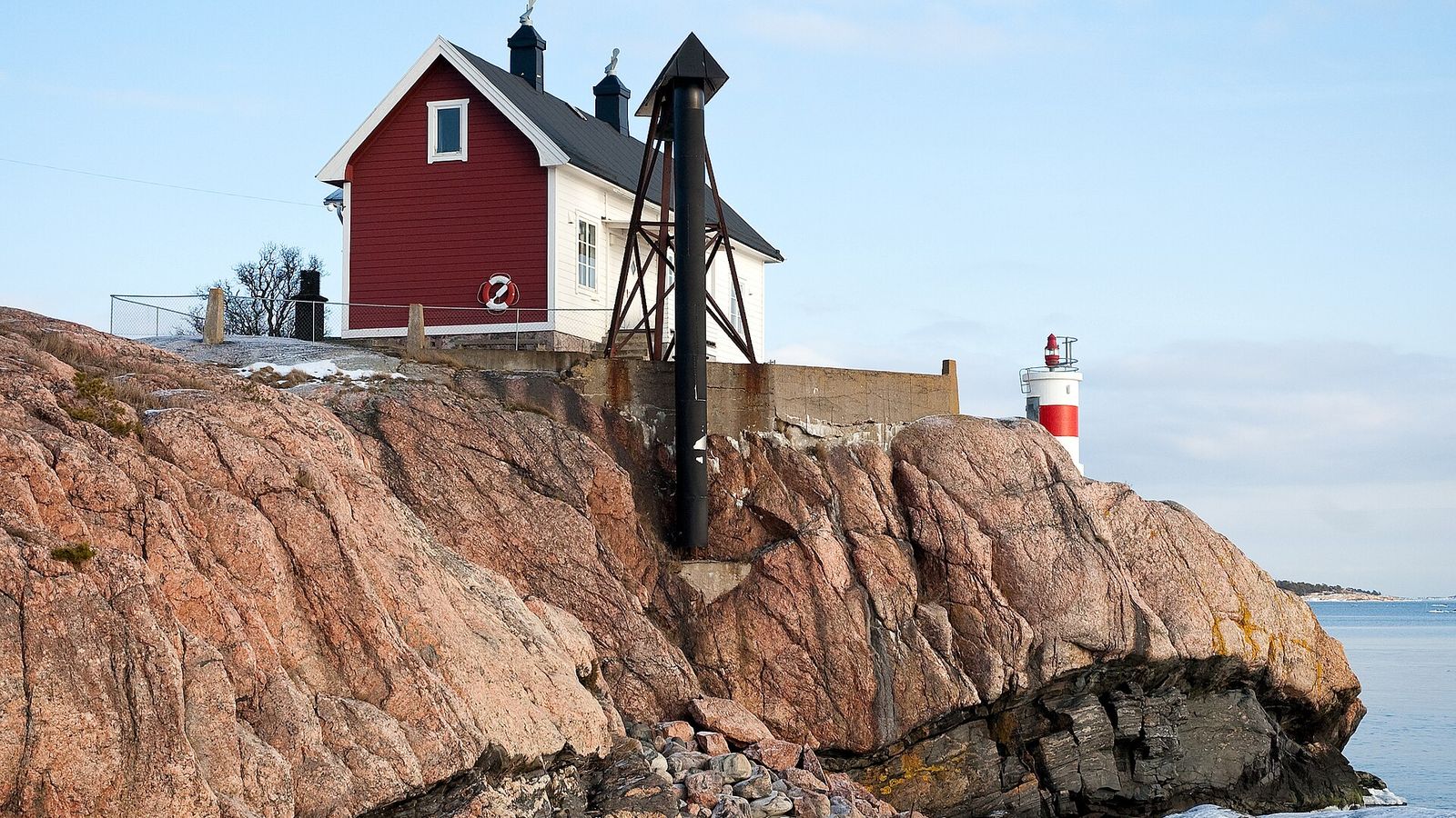Lotsutkiken och fyren på klipporna vid Femöre huvud utanför Oxelösund