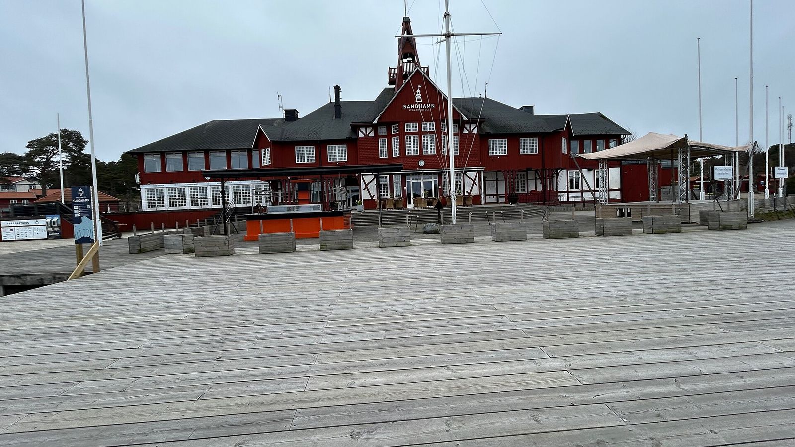 Seglarhotellet i Sandhamn med sin röda träfasad och bryggdäcket framför