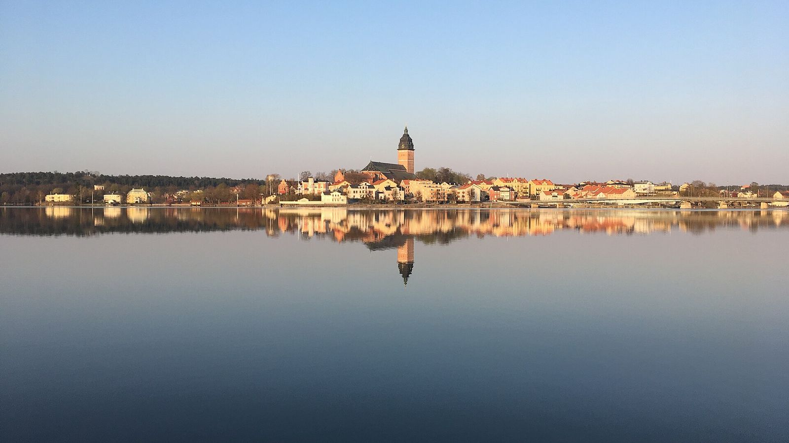 Strängnäs med domkyrkan speglad i Mälarens blanka vatten en stilla morgon