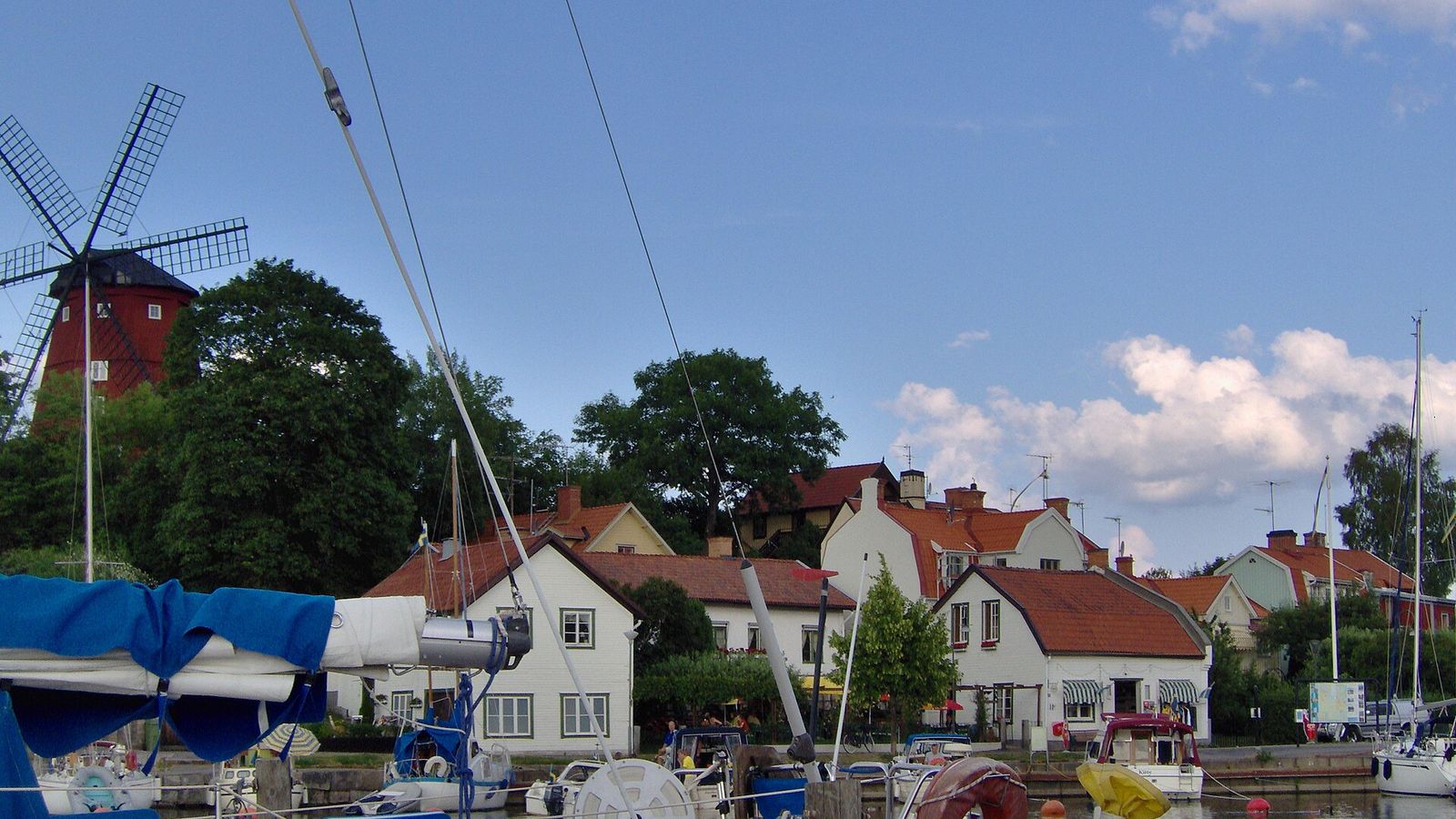 Västerviken i Strängnäs med gästhamnens bryggor och stadens bebyggelse längs vattnet