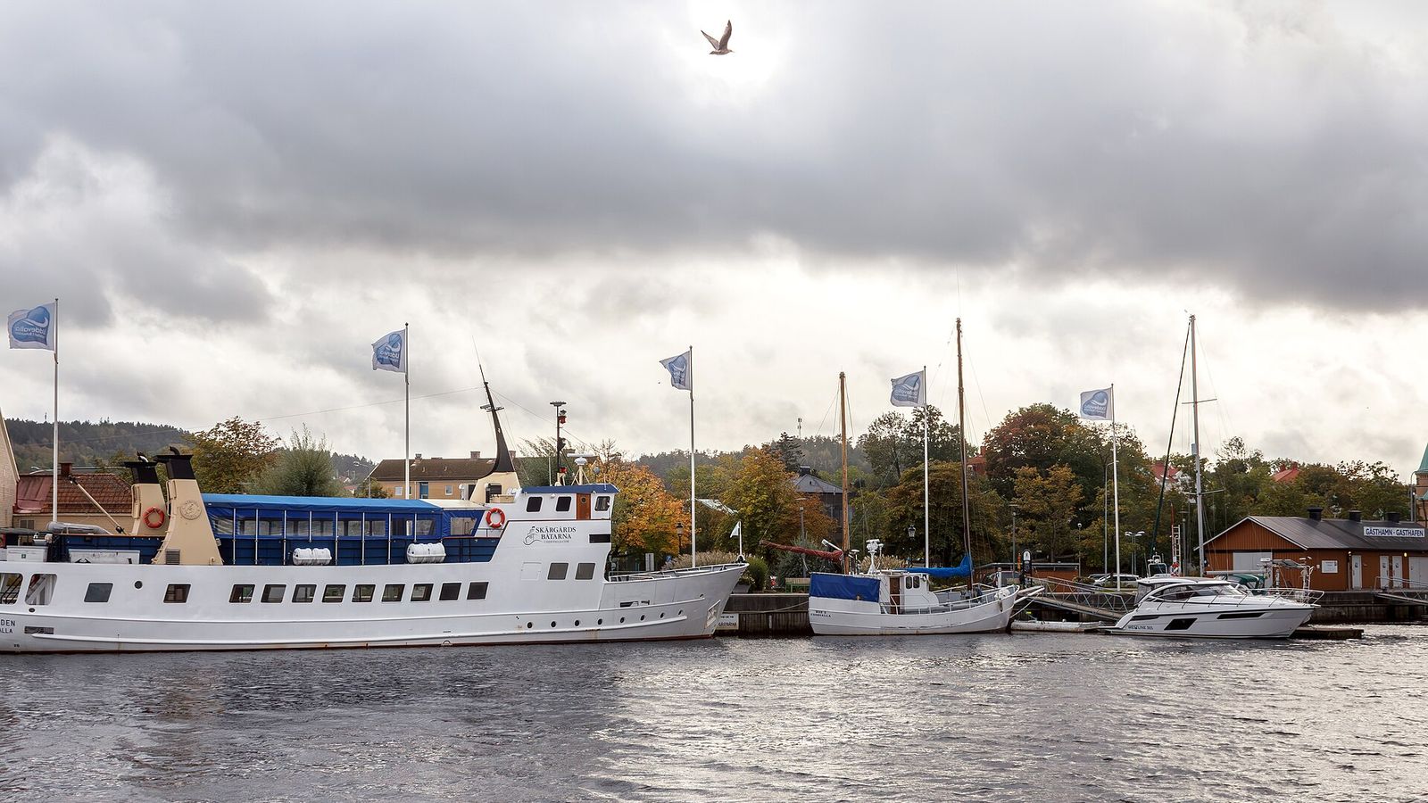 Passagerarbåten Byfjorden och fritidsbåtar förtöjda i Bäveån i centrala Uddevalla