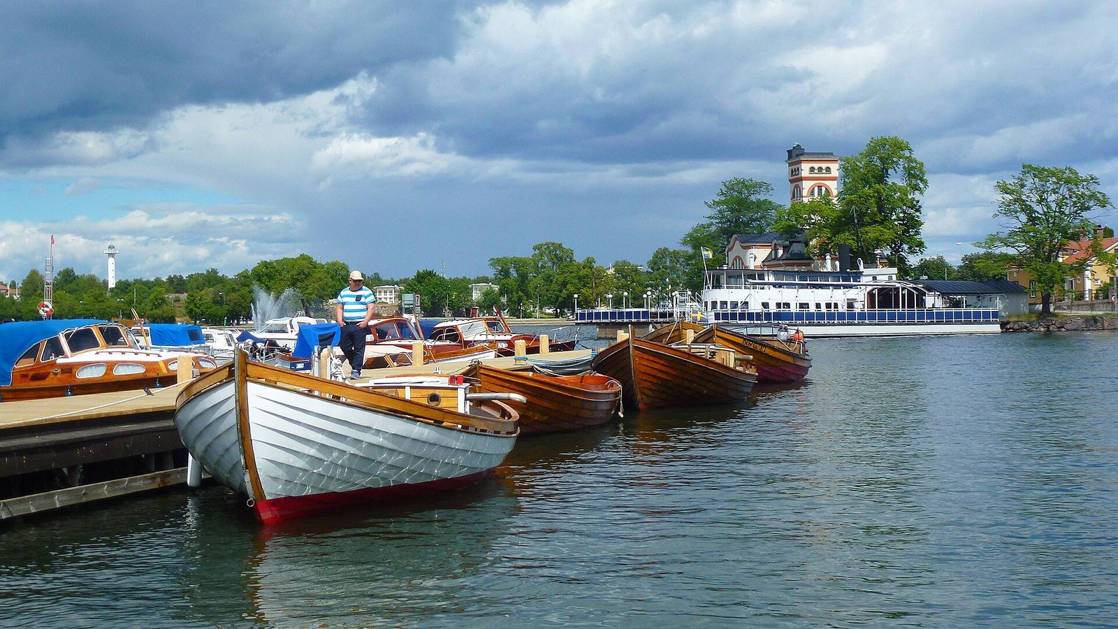 Västerviks gästhamn med fritidsbåtar vid bryggorna och staden i bakgrunden